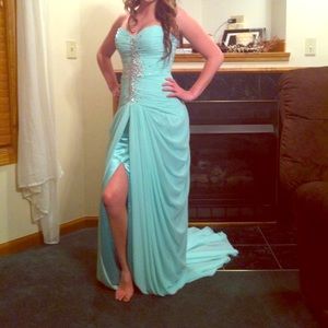 Mint green prom dress!